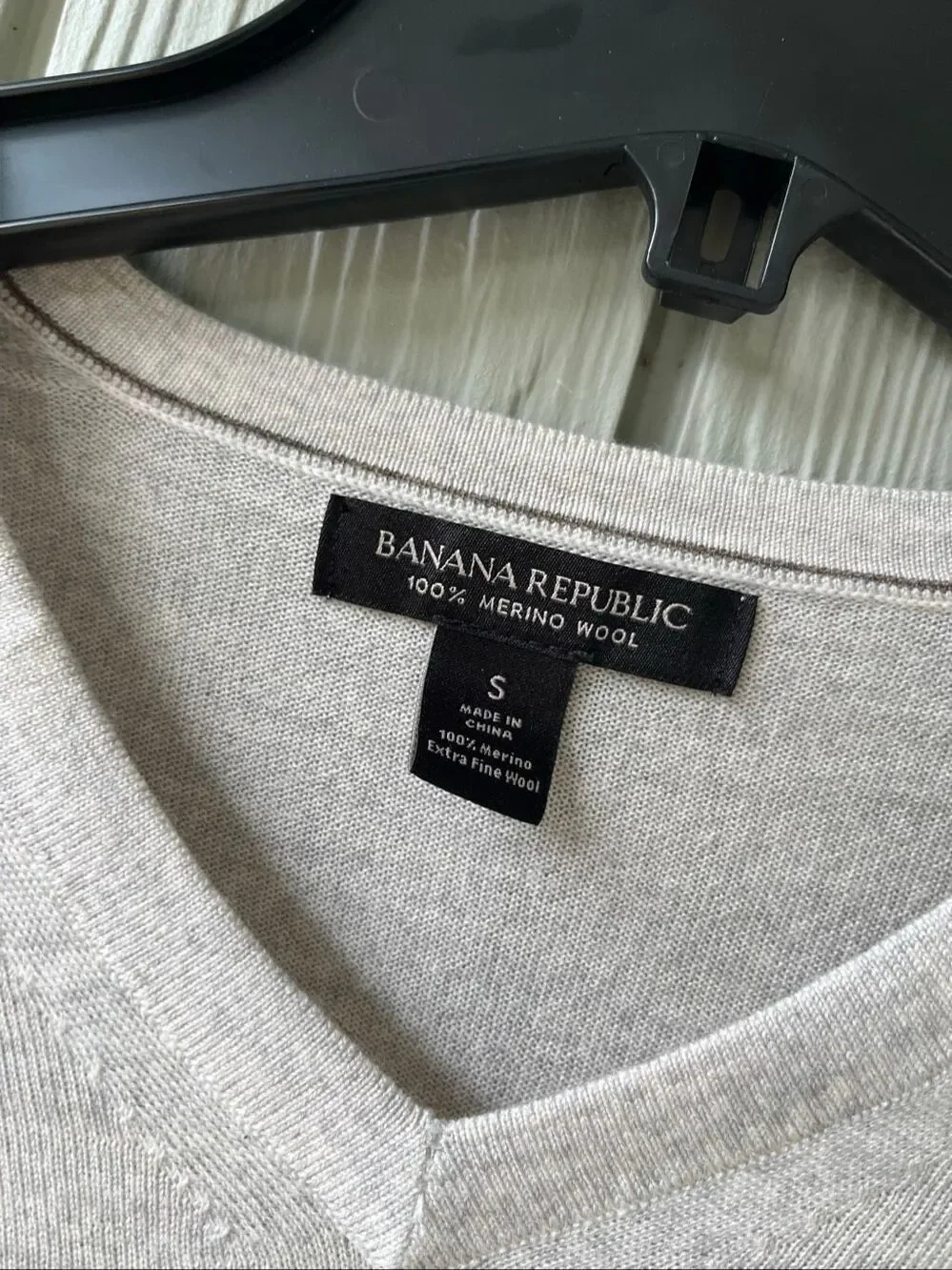 Banana Republic 100% Merino Wool V-Neck Sweater Men’s S Grey Oatmeal